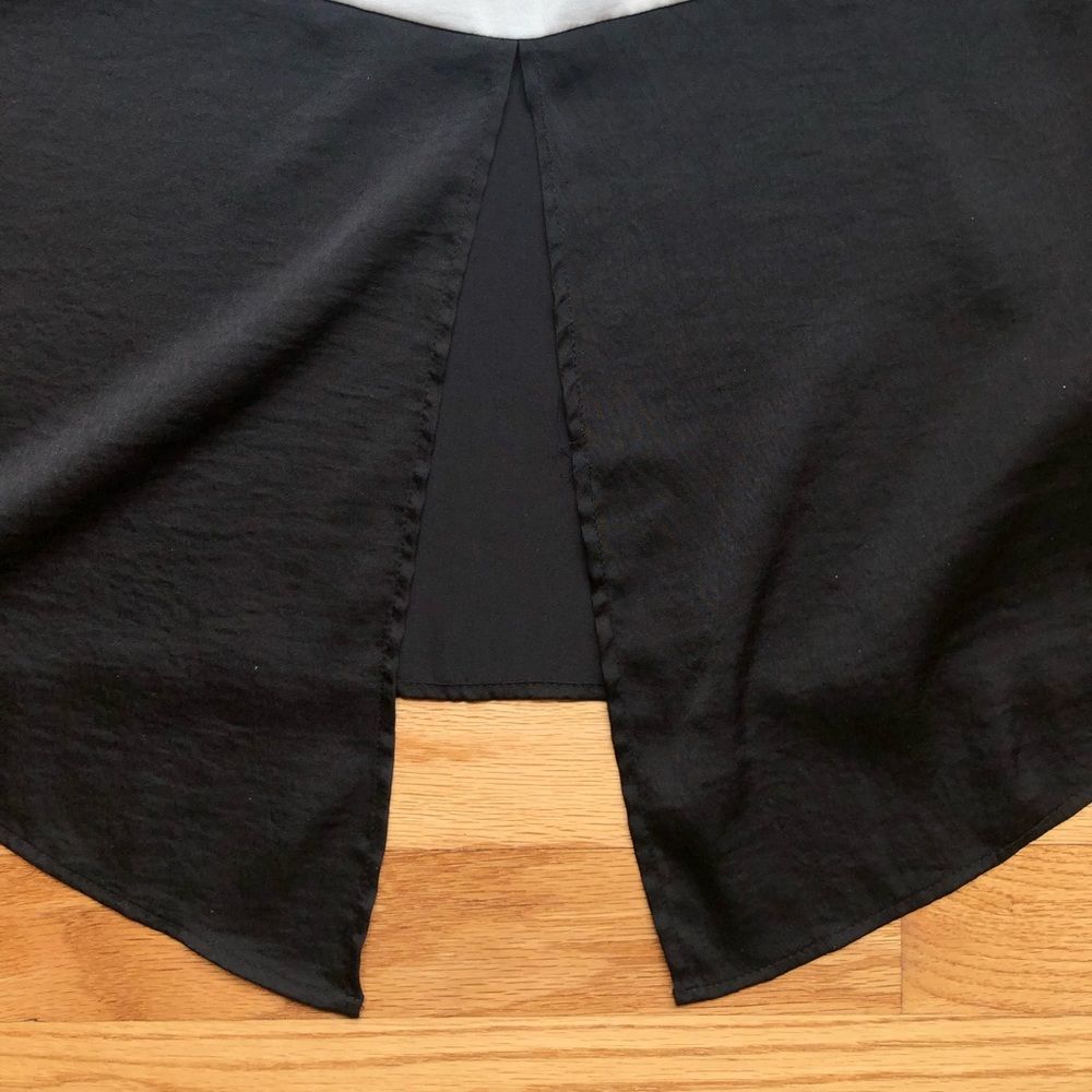 BCBG Colorblock Sleeveless Back Slit Blouse XS Black White Green - Picture 3 of 5